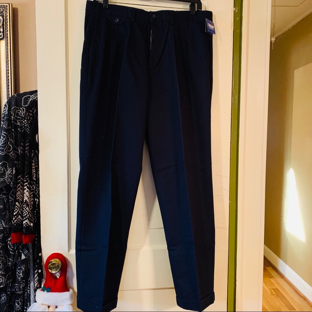 NWT Navy Men’s Dockers Pleated, Cuffed Khakis